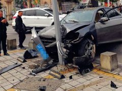 轿车撞上柱子 车头凹陷严重变形