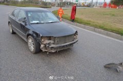 超长拖挂车“神龙摆尾”  后面的小车裂开了“嘴”