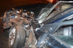 小轿深夜货车中钻行 上演雨夜“生死时速”