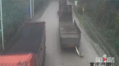 重型半挂车一甩尾 “惊”掉小车下巴