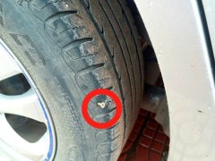 厂房门口散落大量铁钉  原因令人意外