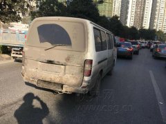 号牌被灰尘遮盖 驾驶员受处罚