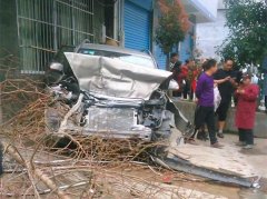 轿车被撞得车壳脱落  事故现场还遗落着一只小鞋