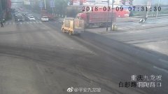 抢黄灯为＂准时到达＂  两车相撞货品损失近半