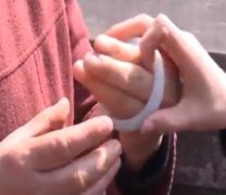 小伙给母亲买的手镯   因太小戴不了退货遭拒