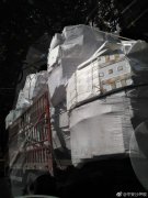 太危险！超高货车行驶途中摇摇晃晃