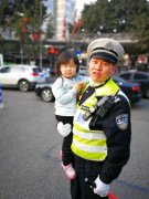 小女孩窜上马路 民警单手抱娃爸爸力十足