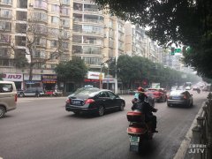 男子横穿马路 摄像头拍下撞飞瞬间