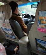 的哥不打表乱收费 边开车边玩手机