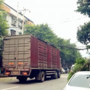 险！超高大货车挂断路边电线