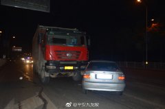 货车司机“任性”变道酿事故  小车“受累”失控旋转180°