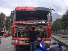 货车下行劲太猛 撞路边面目全非