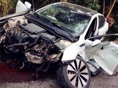 私家车撞坏隔离护栏  车头碎得稀巴烂