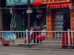 老太扯断街边灯笼带走 边扯边抱怨：太结实了