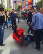 女子被三轮车撞倒 血流不止