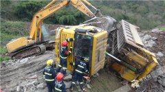 重庆一车辆作业过程中侧翻 驾驶员被困无法动弹