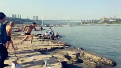 男子江边“耍帅”  一头扎进水中吓坏路人