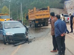 私家车与大货车相撞 油箱破裂油撒一地