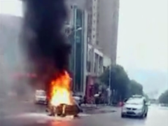 三轮被出租车撞倒 侧翻后燃起大火