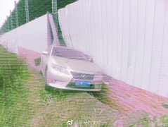 老司机犯新手问题 豪车飞越沟渠撞围墙