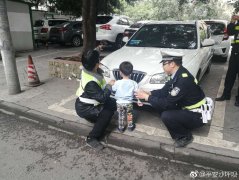 小男孩和家人在外吃火锅  趁大人不备不小心迷了路