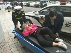 小车突然变道  女子乘摩的摔伤右腿