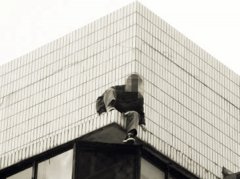 千里来渝见网友未果 小伙轻生瞬间得民警相救