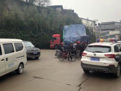 大货车调头“吻上”小轿车 姿势奇特引围观