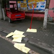 广告纸被人乱扔   保洁大妈：风吹到路中间去捡很危险