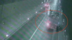 货车严重超载上高速 隧道内失平衡翻了车