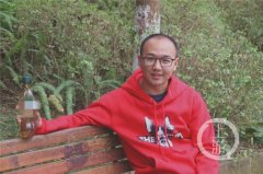 大学生给同学洗鞋每月挣700元 准备以此创业