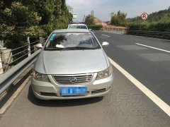 烟瘾犯了！驾驶员将车停在应急车道抽烟