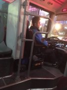 重庆一公交司机太帅   侧颜好像黄景瑜