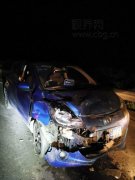 弯道两车对撞 又是低头惹的祸