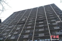 重庆街头现“鸟笼”式房屋