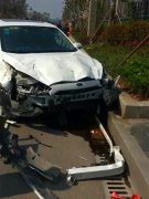 险！私家车撞断护栏“飞”到马路对面