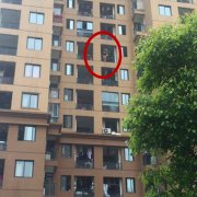 “光腿男”翻到阳台边缘处 情绪失控欲跳楼