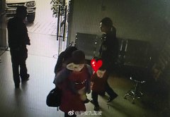 夫妻吵架  竟将俩娃扔路边