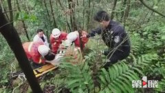 摩托车冲出公路护栏 驾驶员跌落10几米悬崖