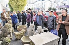 一觉醒来 家门前的两个石狮子“跑”了