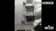 居民楼突然失火 滚滚浓烟从楼房底层冒出