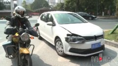 红绿灯没有“上班” 两车来个对对碰