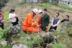 女子随手一扔  巨款掉进天坑