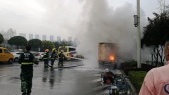 燃气工程车发生自燃  现场浓烟滚滚