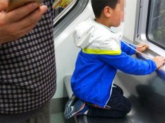 男童车厢内吐口水吓跑乘客  家长无视继续玩手机