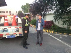 乘客下车如厕 被粗心司机“丢”在服务区