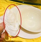 餐厅的婚宴席上  用纸巾擦饭碗后纸竟变黑了