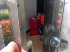 小男孩以“消防箱”为桌写作业  网友：不愧是别人家的孩子