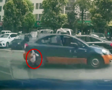 险！出租车挂倒过马路的小男孩