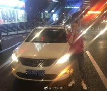情侣上路开不走车 频频熄火往后梭